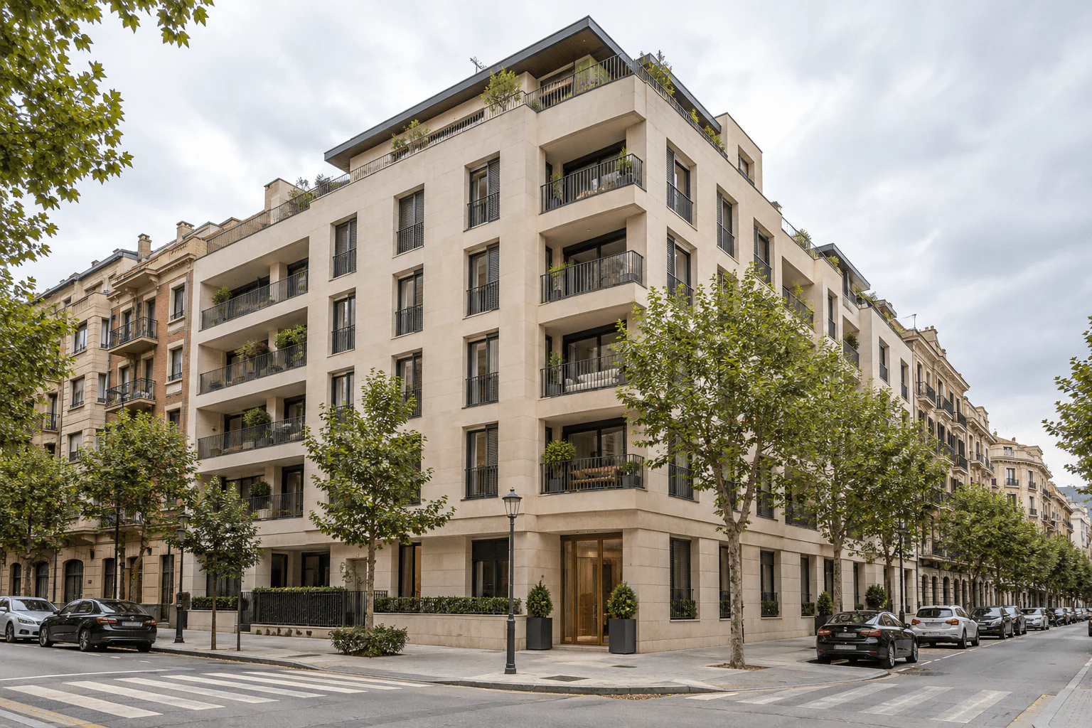 Inspiración de edificio residencial urbano con fachada clara y terrazas